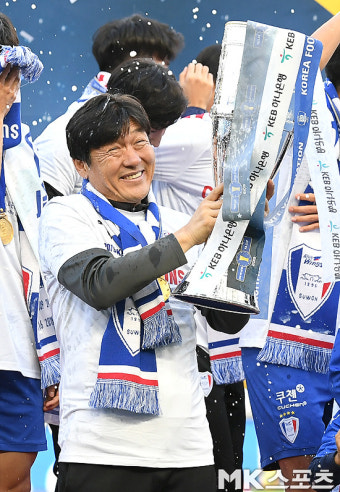 이임생 감독, FA컵 우승 너무 기뻐요 [MK포토]