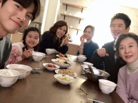 지창욱, ‘날 녹여주오’ 배우들과 행복한 식사 공개 [똑똑SNS]