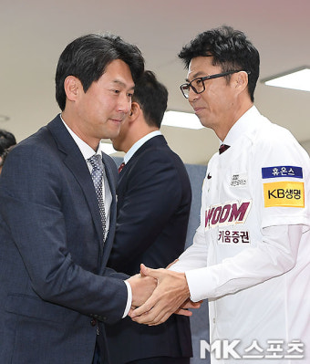 설종진 2군 감독과 악수 나누는 손혁 신임 감독 [MK포토]
