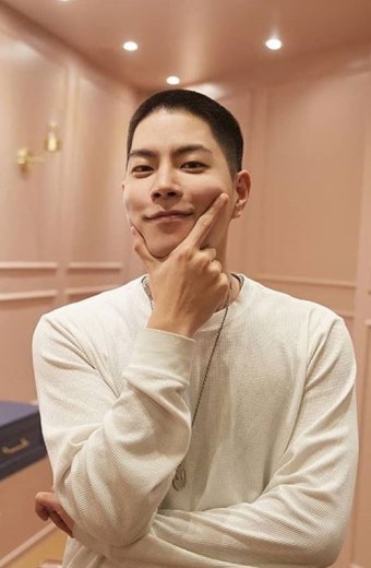 홍종현 입대 소감 “건강히 잘 다녀오겠다”…삭발 사진 공개 [똑똑SNS]
