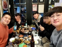 이시언, 부산 절친들과 우정의 삼겹살 먹방 “서울 구경” [똑똑SNS]