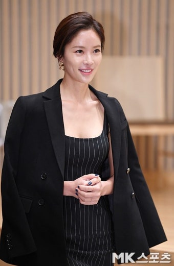 황정음, 난데없는 성형 논란…소속사 강경대응 “성형 NO, 법적 조치”(종합)