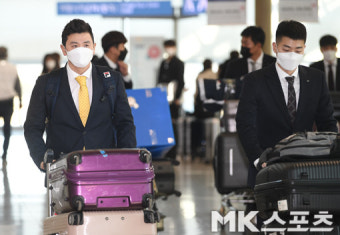 두산 `마스크 착용하고 스프링캠프 출국` [MK포토]