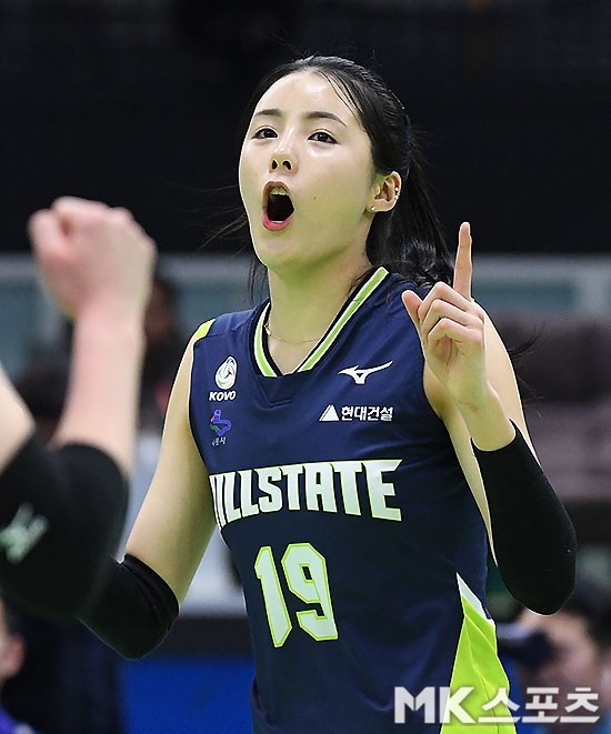 흥국생명, 김연경 대체자로 이다현 영입하며 팀 전력 강화!