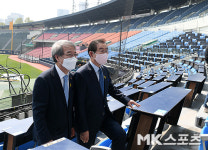 잠실야구장내직원식당 | 박원순 시장-정운찬 총재 `야구장 함성은 언제쯤...` [MK포토]