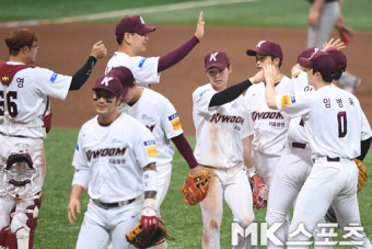 키움 `한화전 스윕에 신나는 하이파이브` [MK포토]