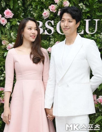 조윤희-이동건 부부 이혼 관련 솔직한 이야기 TV 프로그램으로 공개, 다른 배우들도 논란 불러 일으키며 이혼 후 삶 논의.