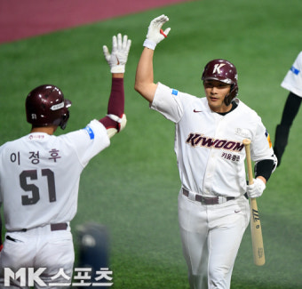 김하성 `이정후와 홈런 하이파이브` [MK포토]