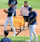 고영민 코치 농담에 빵 터진 조성환 코치 [MK포토]