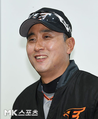 미소짓는 한화 최원호 감독 대행 [MK포토]