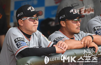 최원호 감독대행-정경배 코치 `간절한 심정` [MK포토]