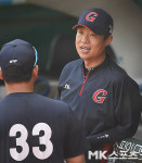 허일과 대화 나누는 허문회 감독 [MK포토]