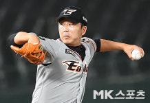 마무리 정우람 `6회 2사 1, 2루에 등판` [MK포토]