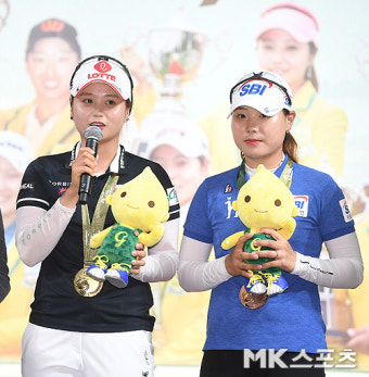 최혜진-이소미 `시상대에 올라 전하는 소감` [MK포토]