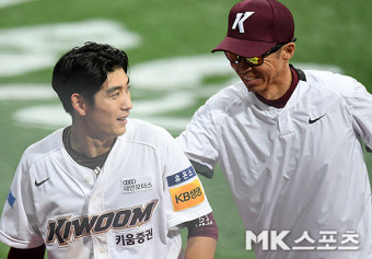 손혁 감독 `이정후, 덕분에 내가 웃는다` [MK포토]
