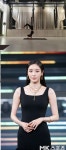 이다희, 플라잉 요가 도중 늘씬 몸매 과시 `완벽 8등신 비율`[똑똑SNS]