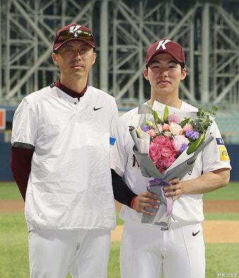 손혁 감독 `김혜성, 사이클링 히트 축하해` [MK포토]