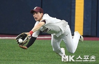 수비는 역시 최고…김혜성, 외야수 첫 시험부터 ‘슈퍼 캐치’