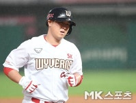 ‘통산 345호’ 최정 15시즌 연속 두 자릿수 홈런…KBO리그 최다 타이