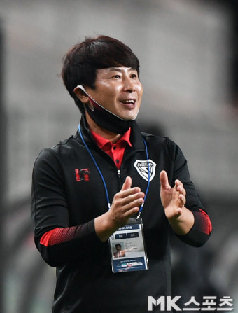 김기동 감독 `송민규 선제골에 웃음꽃 활짝` [MK포토]