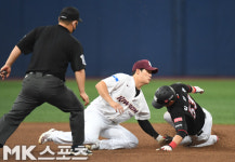 김하성 `김민혁 도루 저지` [MK포토]