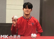 데뷔 첫 승에 ‘야구선수 김현수’ 검색어 등장 “동명이인조차 영광입니다” [MK톡톡]