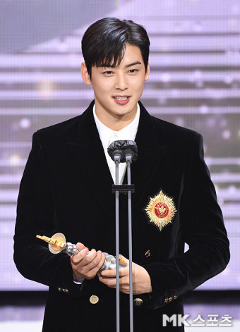 SBS 연예대상 신인상 트로피 든 차은우 [MK포토]