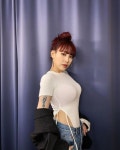 제이미, 티셔츠 하나로 뽐낸 볼륨 몸매 [똑똑SNS]