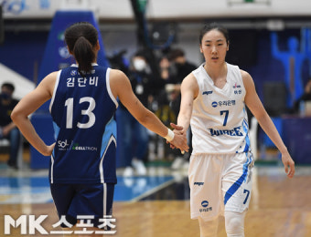 박혜진-김단비 `박빙 승부에 악수` [MK포토]