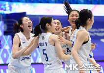 33점 박혜진 우리은행 신한은행에 한 점차 짜릿한 역전승 [MK포토]