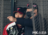 투수 유심히 살피는 선동열 전 감독 [MK포토]