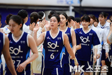 신한은행 삼성생명에 79-65 승리 [MK포토]