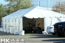 웨이트룸은 야외 텐트에...코로나19가 바꾼 캠프 풍경 [현장스케치]