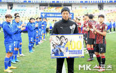 염기훈 K리그 400경기 출장 기념식 [MK포토]