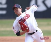 이용훈 코치 ‘대빵’ 격려…김진욱 “자이언츠 투수로 자신있게 던진다” [현장인터뷰]