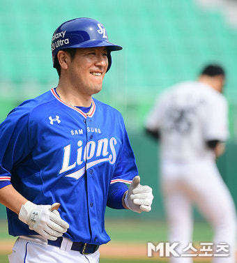 강민호 '사구 맞고 나오는 웃음' [MK포토]