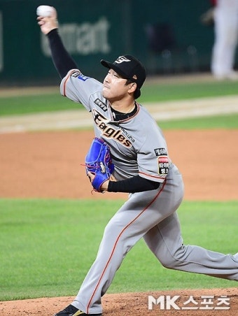 '투수 전향' 한화 주현상, 1군 데뷔전서 추신수 잡고 비상 준비 완료 [MK현장]