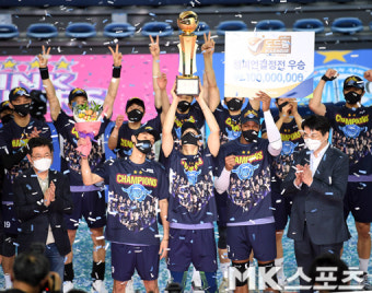 대한항공 '축포 맞으며 우승 트로피 번쩍' [MK포토]