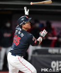 한동희 '바뀐 투수를 상대로 만루포 쾅' [MK포토]