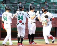 '홈런공장 가동' SSG, LG 8-3으로 제압하고 4연승+단독 선두 도약 [MK현장]