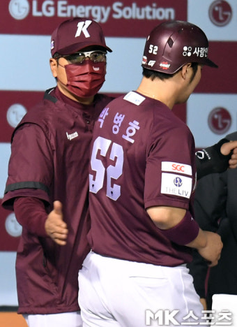 홍원기 감독 '득점한 박병호 격려' [MK포토]