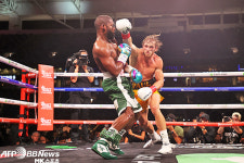 복싱 전설 메이웨더, 유튜버와 시범경기 무승부