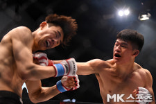 김현우 강펀치에 지영민 흔들 [MK포토]