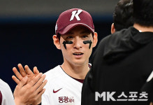 이정후 '결승타 치고 환한 미소' [MK포토]
