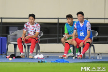 벤치에서 경기 지켜보는 이강인과 황의조 [MK포토]