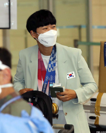 '3관왕' 안산 '기분 좋은 귀국길' [MK포토]