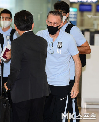 벤투 감독과 인사 나누는 정몽규 축구협회장 [MK포토]