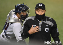 두산 더그아웃으로 향하는 정종수 구심 [MK포토]
