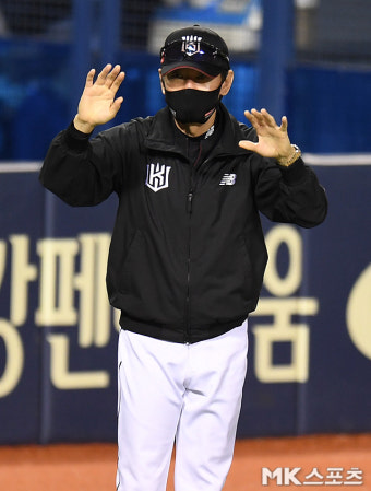 이강철 감독 '잘 싸웠다 두산!' [MK포토]