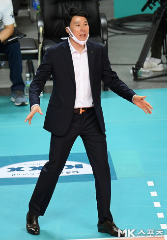 경기 지켜보는 현대건설 강성형 감독 [MK포토]